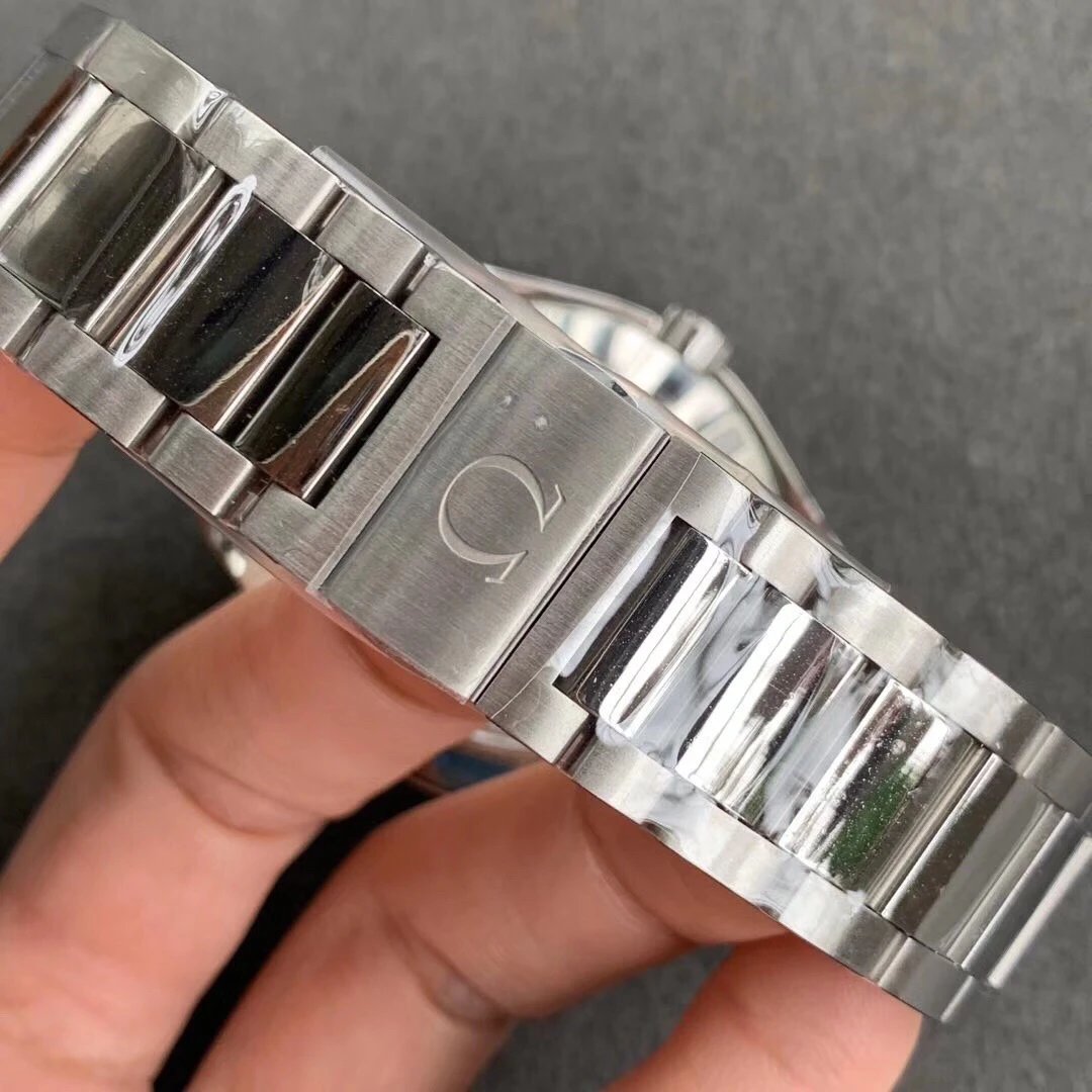 VS厂欧米茄海马150m里约波浪白盘优雅，搭载1:1 8500机芯，41.5mm。 男士腕表，精钢表带自动机械机芯，透底