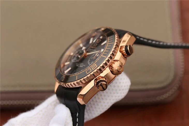 om厂最强欧米茄海洋宇宙传奇V2版本，是市面上最高版本的计时腕表，重重难关研发自制9900机芯全自动机械男士手表