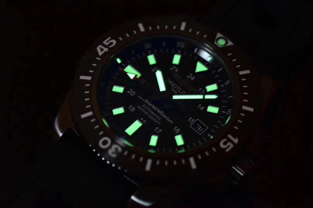 「水中霸主」GF此次带来集超卓科技与原创风范于一身的全新超级海洋44mm特别版腕表。百年玲机械男表