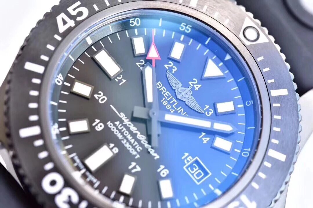 「水中霸主」GF此次带来集超卓科技与原创风范于一身的全新超级海洋44mm特别版腕表。百年玲机械男表
