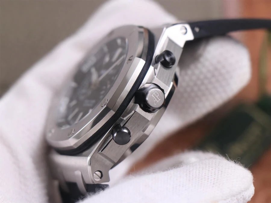 TW爱彼皇家橡树系列26703水果腕表，尺寸42mm，男士腕表，硅胶表带，自动机械机芯，透底。