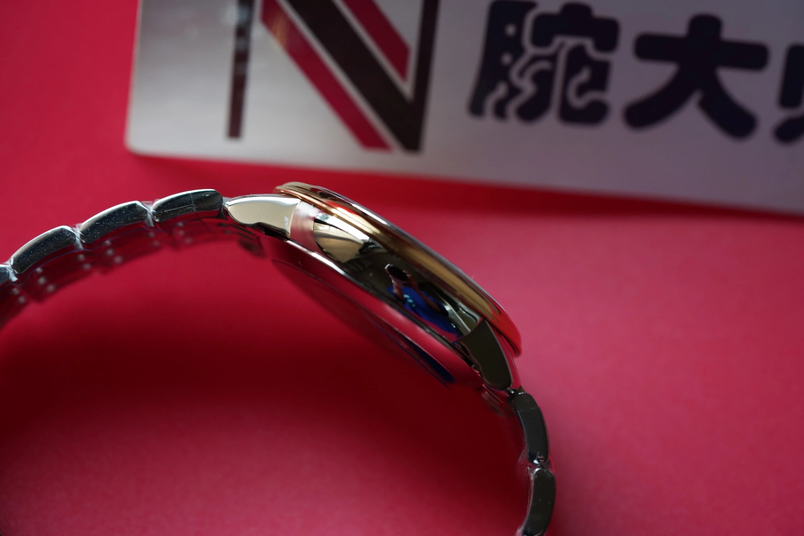 MKS2019新品隆重发布【欧米加蝶飞经典女款系列钢带机械简约腕表】