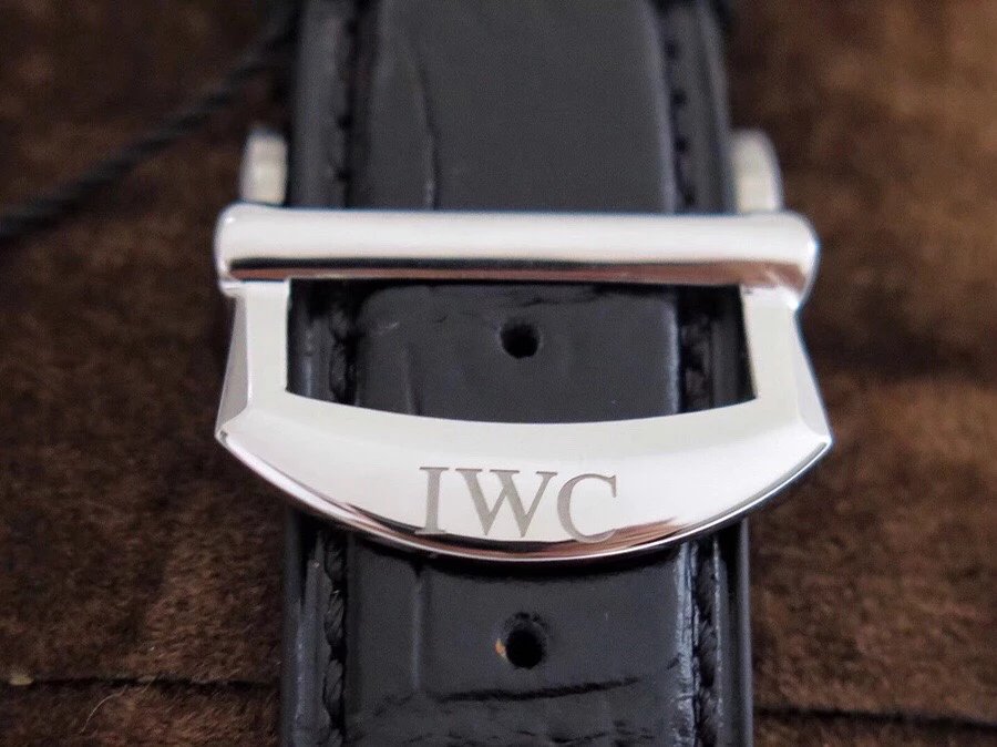 ZF创新突破之作，万果IWC达文西系列IW393402男士机械腕表。缎纹深蓝，优雅大方。彰显男性温柔绅士的一面。