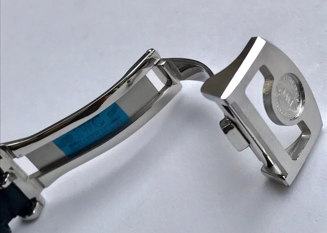 万果IWC葡萄牙万年历腕表系列机械男表IW503502镜面为双面防反光拱形边缘蓝宝石玻璃表镜，白面白钉的表盘