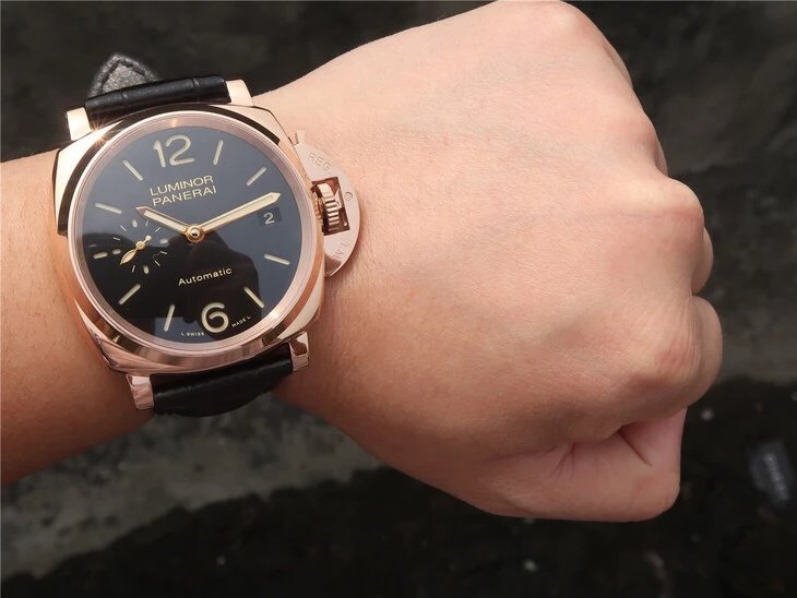 VS厂沛纳海pam908优雅典范红金腕表！一款适合亚洲手腕的红金腕表。男士腕表，皮表带，自动机械机芯，透底