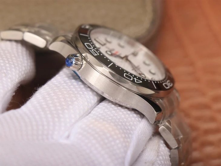 VS厂海马300m系列，熊猫色白陶瓷表盘，男士腕表，精钢表带，自动机械机芯，透底。