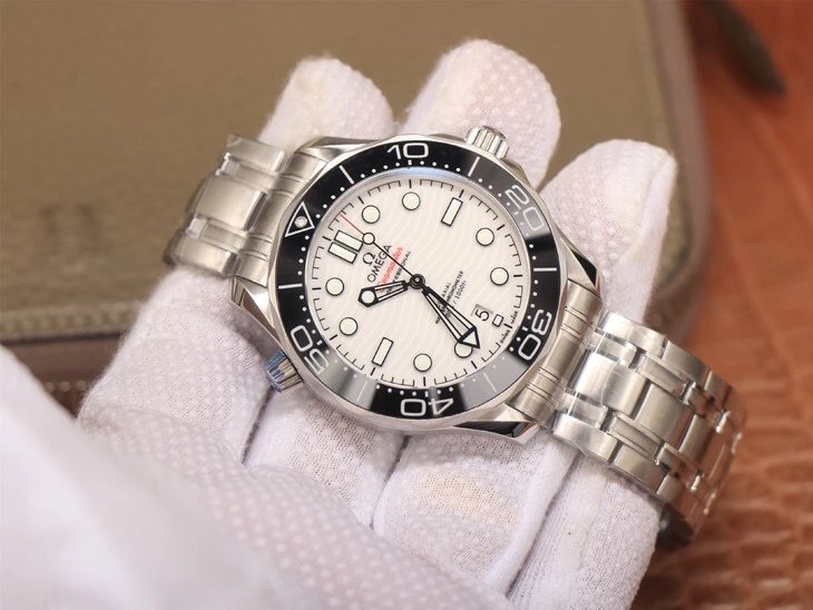 VS厂海马300m系列，熊猫色白陶瓷表盘，男士腕表，精钢表带，自动机械机芯，透底。