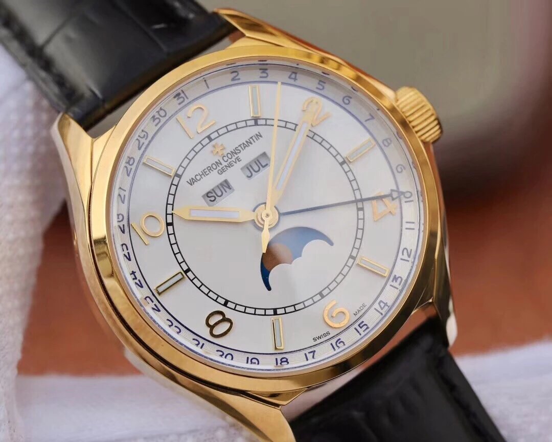 江斯伍陆之型FIFTYSIX4000E/000A-B439这款手表设计表达了康斯坦丁在1950年代展示的特别