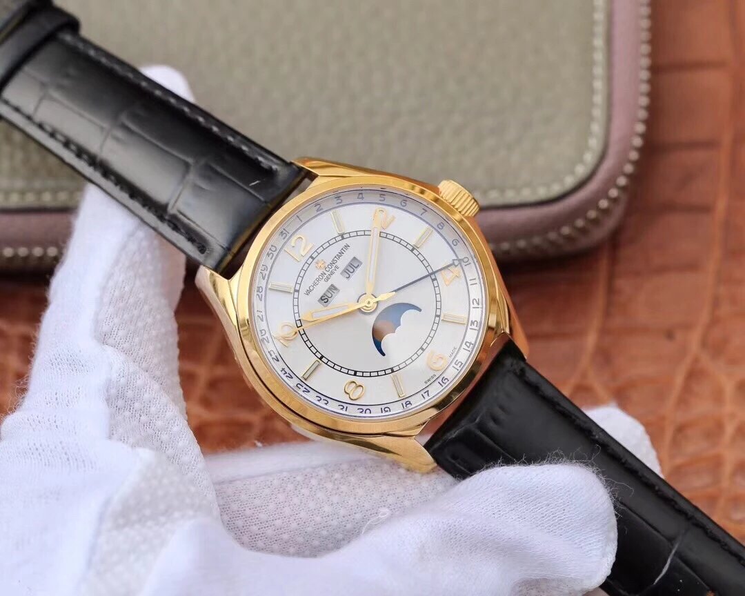 江斯伍陆之型FIFTYSIX4000E/000A-B439这款手表设计表达了康斯坦丁在1950年代展示的特别