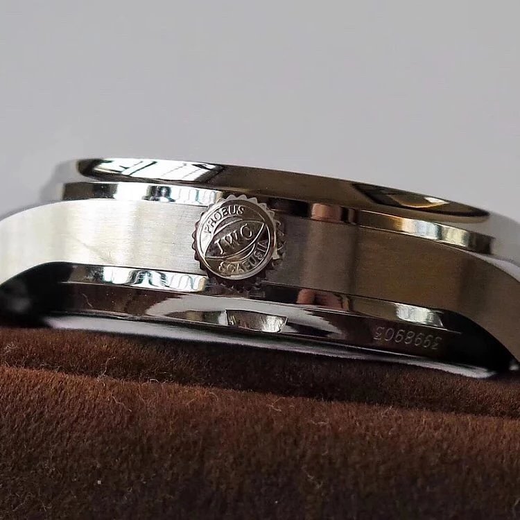 ZF万国新款腕表---葡萄牙七日链IW500710隆重登场，尺寸42mmX13.2mm海蓝色的