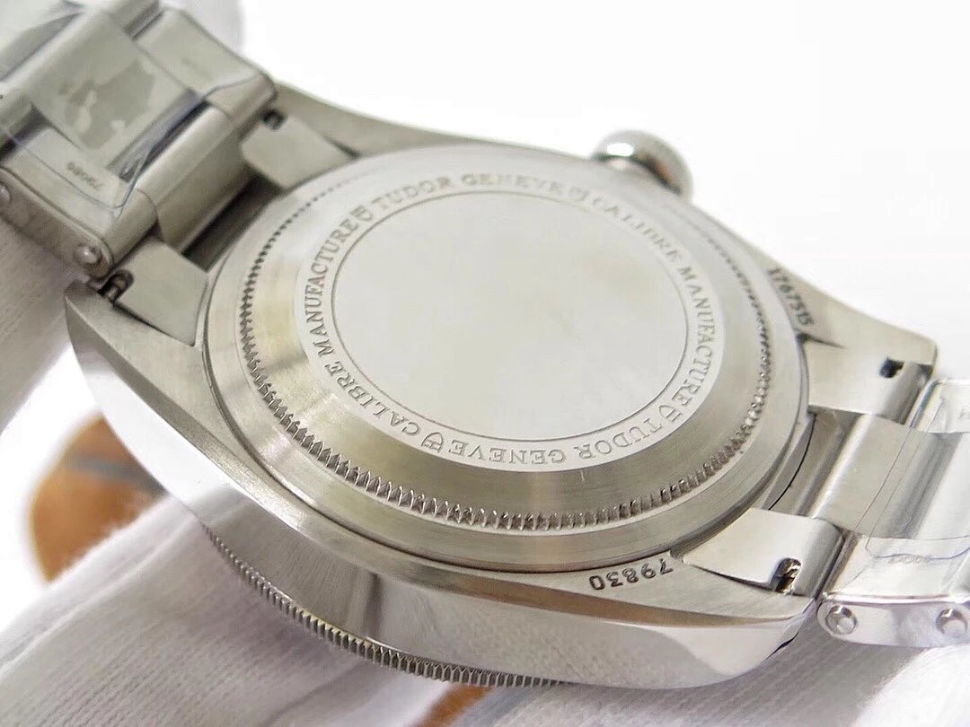 ZF震撼推出——帝舵碧湾系列之格林尼治型腕表。以传统设计融合格林尼治“红蓝”经典，